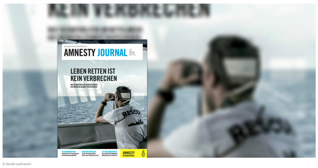 Cover einer Ausgabe des Amnesty Journal, Es ist ein Mann zu sehen, der mit dem Fernglas nach Geflüchteten auf dem Meer sucht