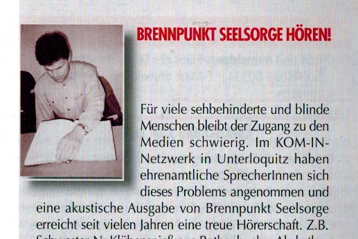 Seelsorger Mario Buchmann beim Punktschriftlesen