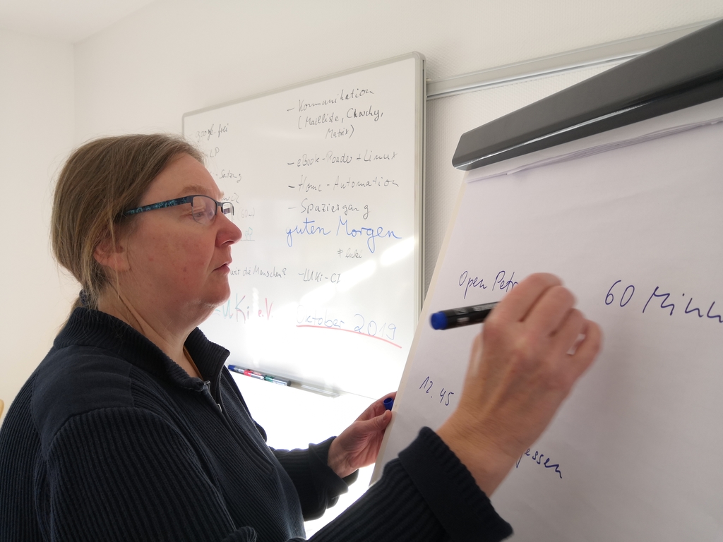 Dorothee Janssen bereitet am Whitebord den Ablauf des Luki-Treffens vor