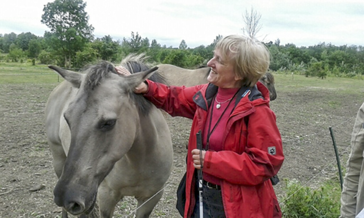 Erika Uhlig mit Blindenstock und Pferd