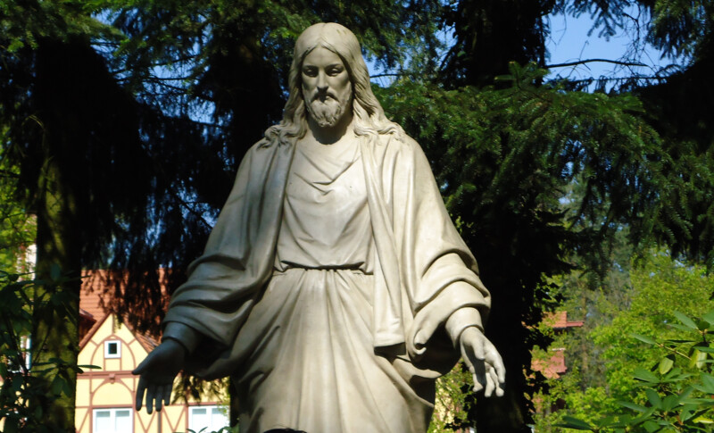Eine Skulptur des segnenden Jesus